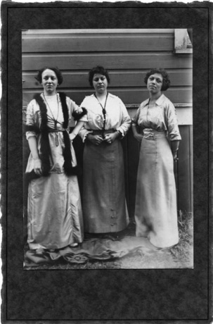 Bess (Yeo) Jones, Lill Yeo, Jen (Yeo) Stiver - 1914.